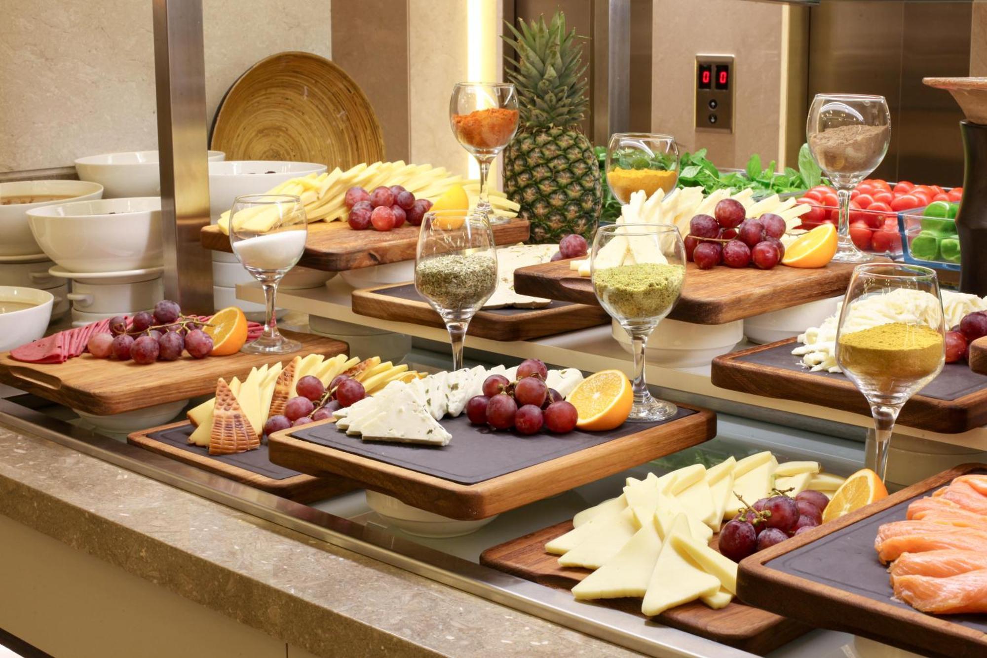 Bentley Hotel Bosphorus - Special Class Istambul Exterior foto A cheese platter