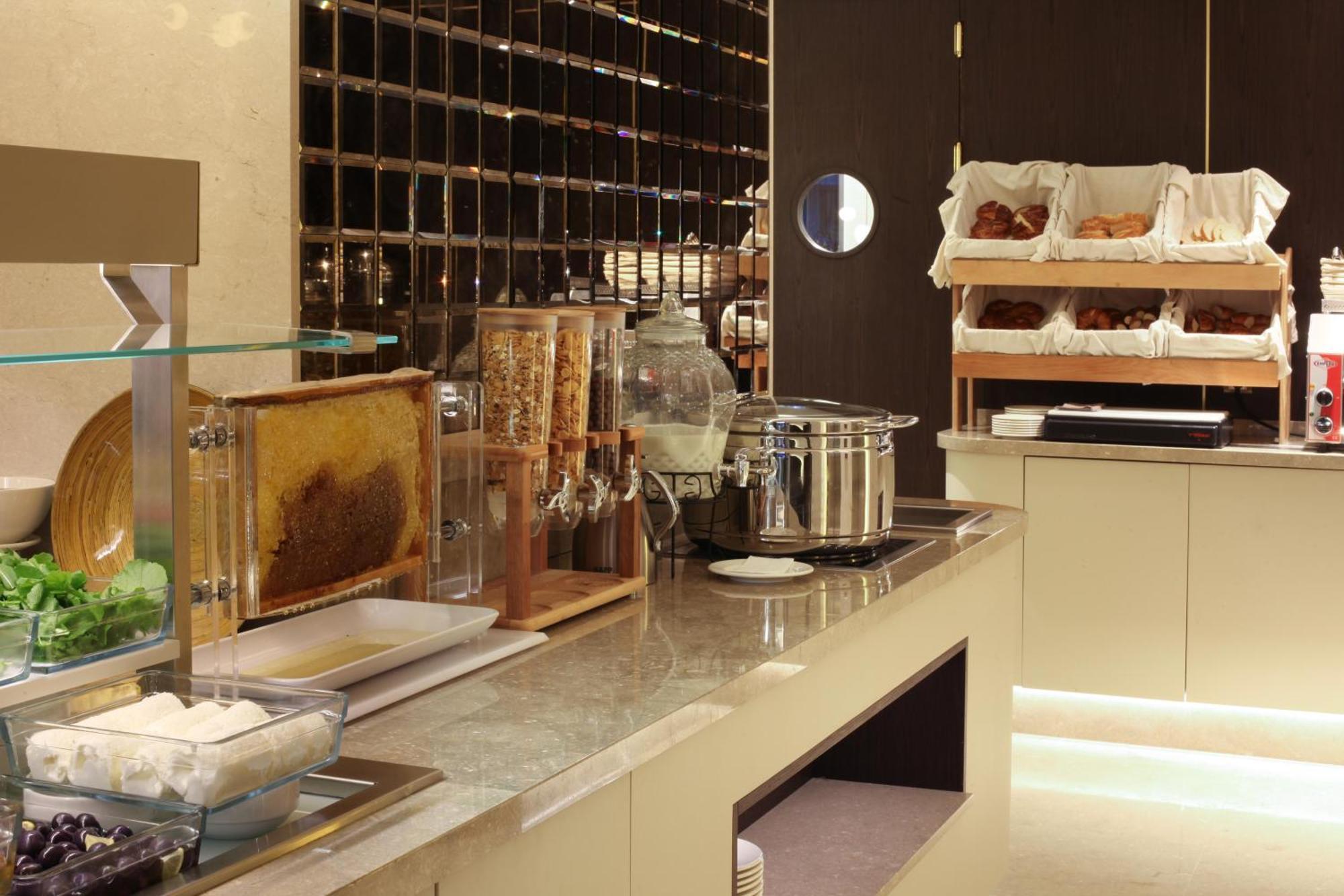 Bentley Hotel Bosphorus - Special Class Istambul Exterior foto A buffet at a hotel