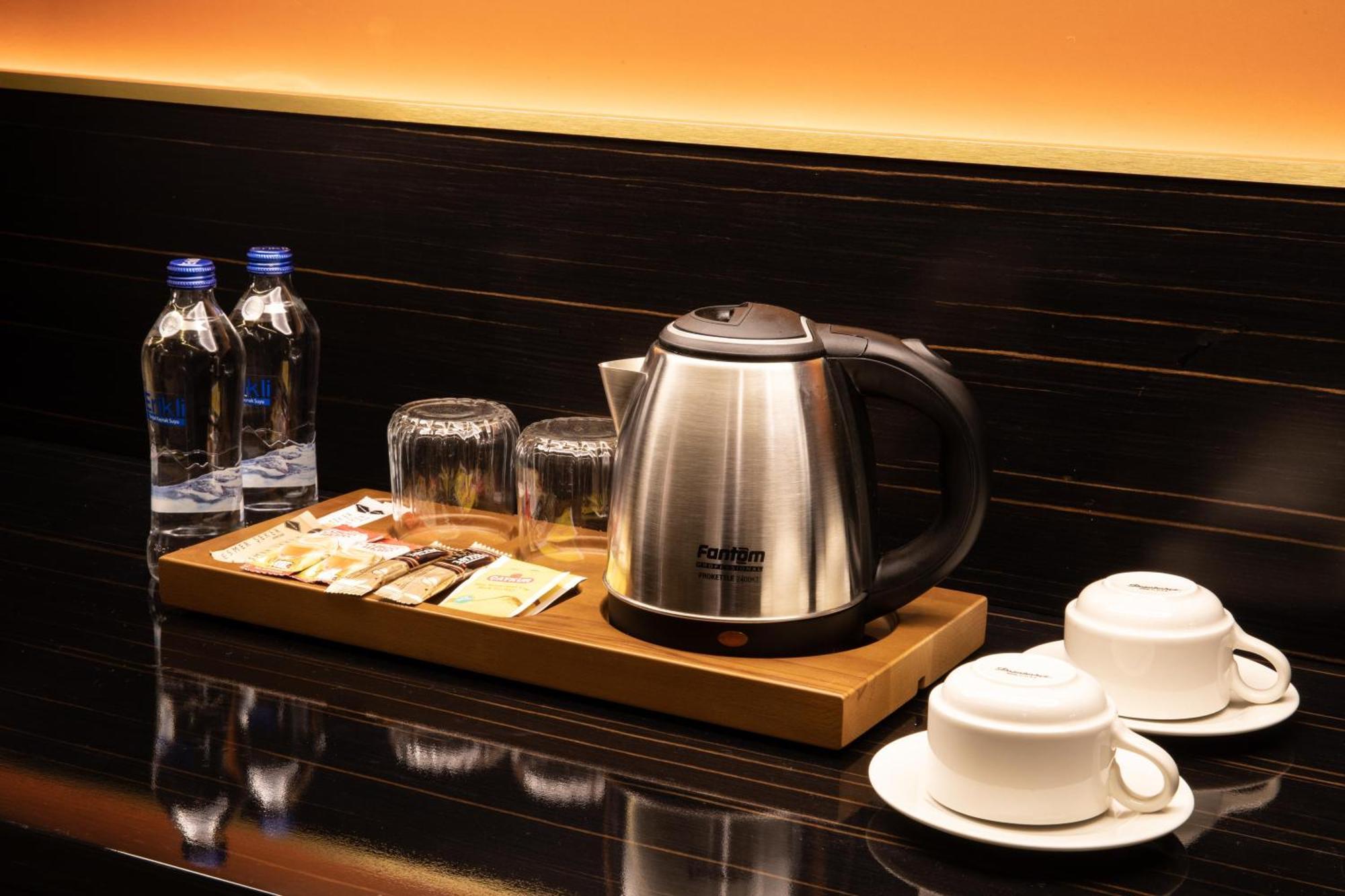 Bentley Hotel Bosphorus - Special Class Istambul Exterior foto A kettle in a hotel room
