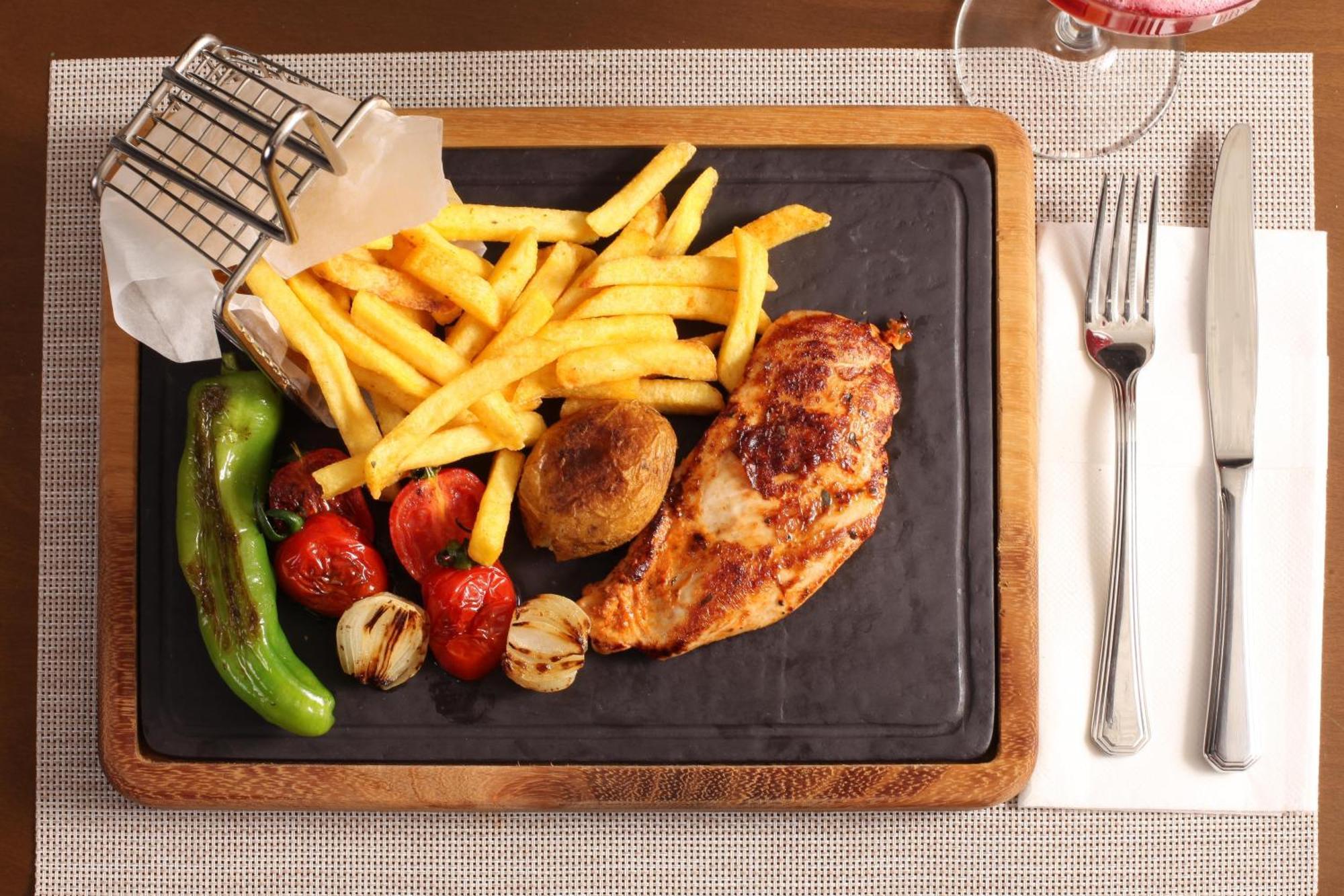 Bentley Hotel Bosphorus - Special Class Istambul Exterior foto A steak with chips and vegetables