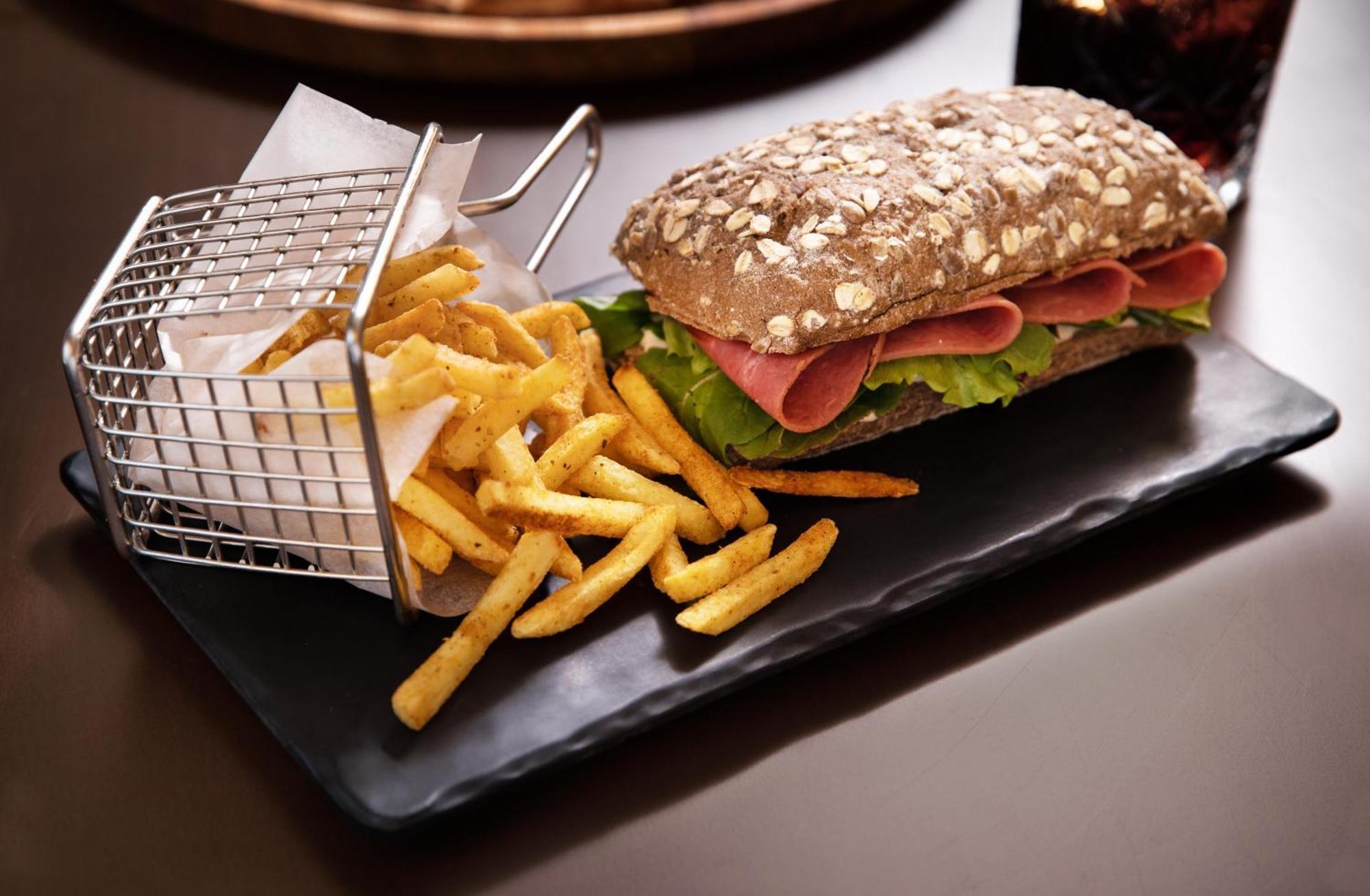 Bentley Hotel Bosphorus - Special Class Istambul Exterior foto A ham and cheese sandwich with chips