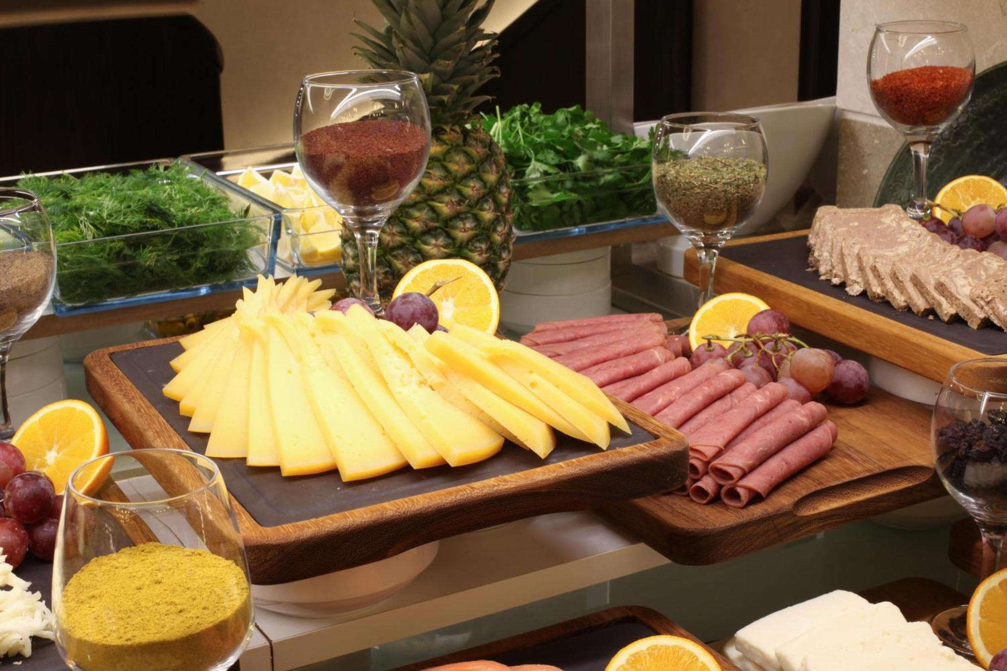 Bentley Hotel Bosphorus - Special Class Istambul Exterior foto A buffet at a hotel