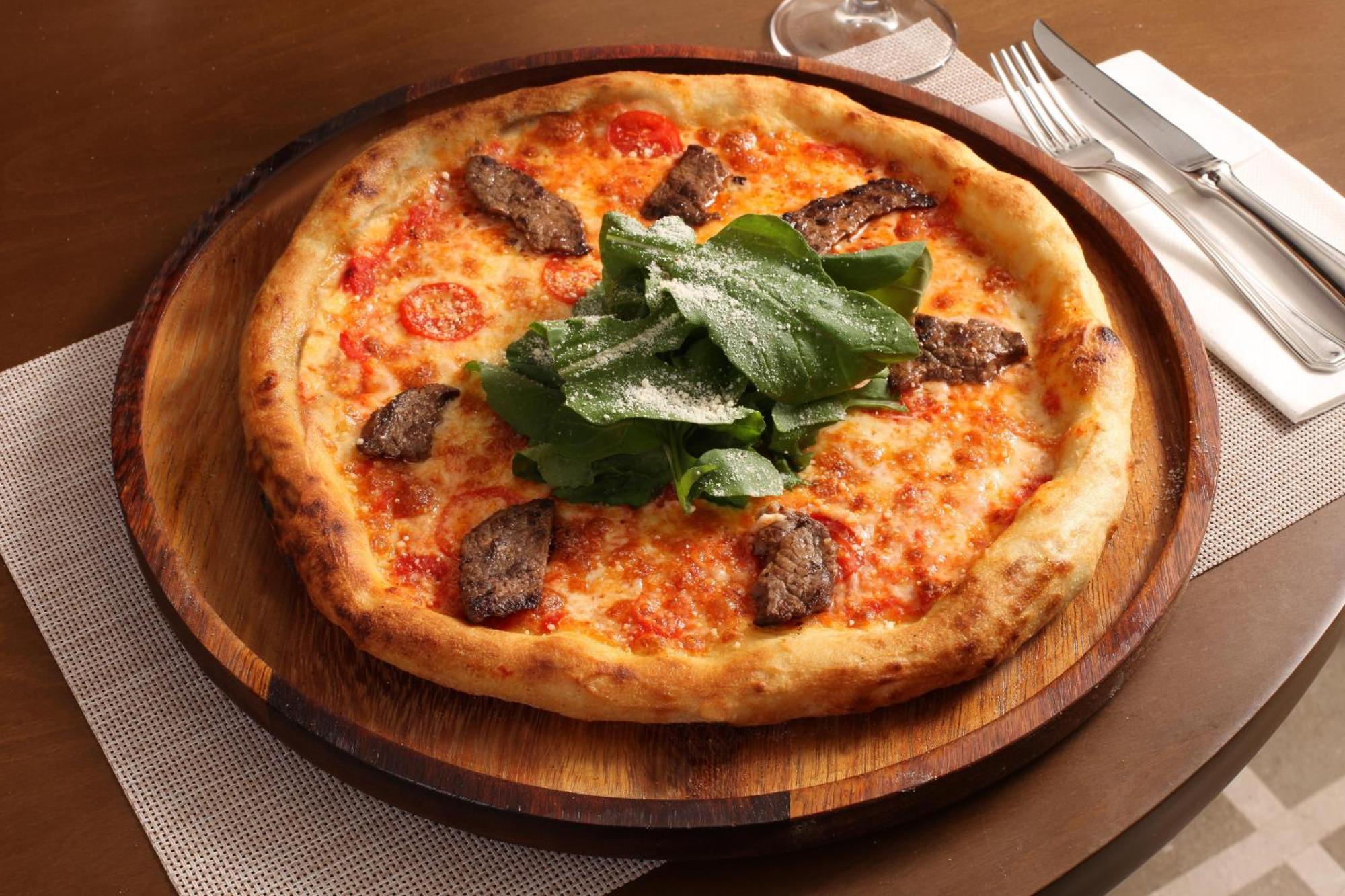 Bentley Hotel Bosphorus - Special Class Istambul Exterior foto A pizza with sausage and arugula